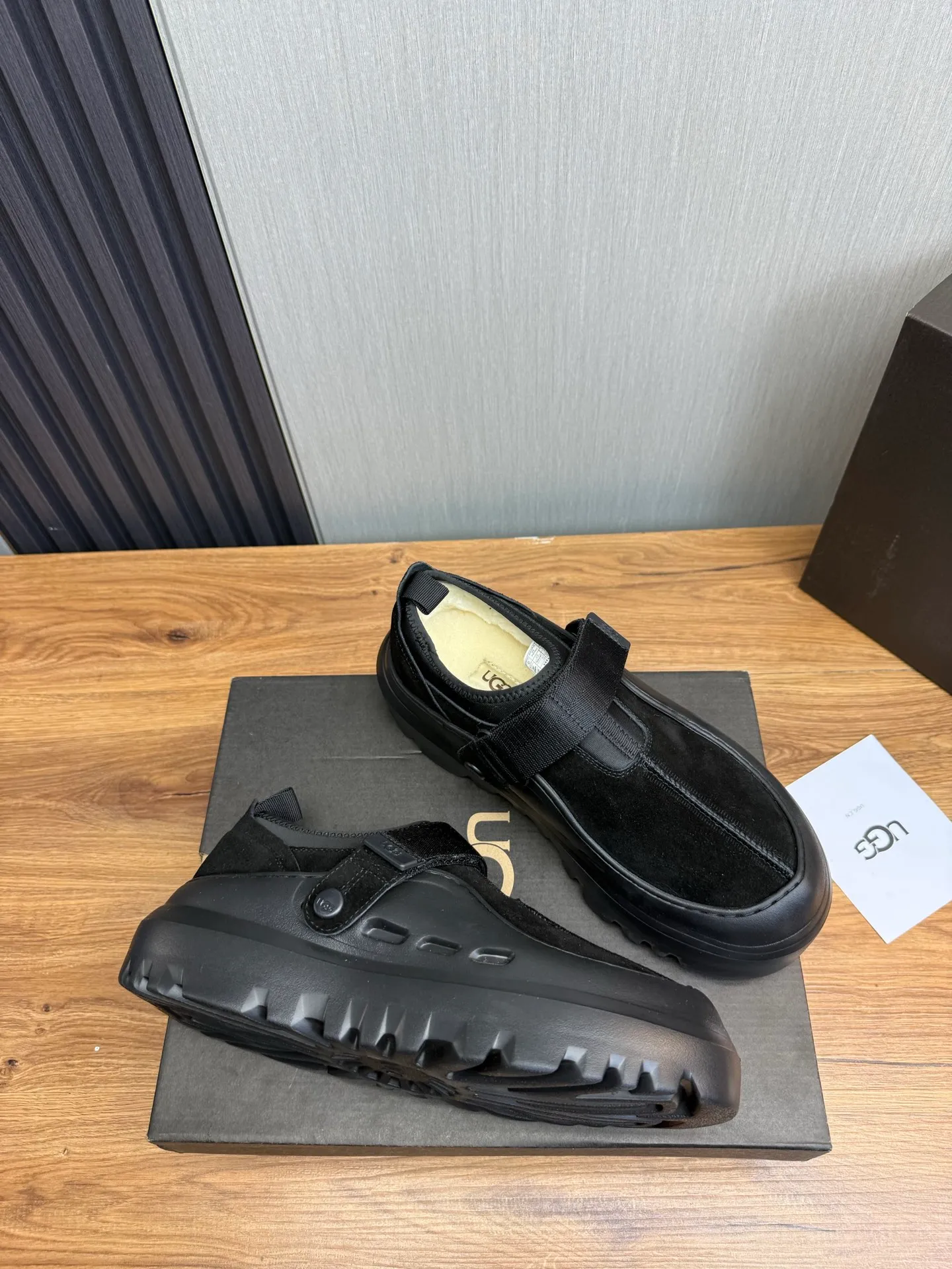 Men's shoes💰580💰Couples💖 New UGG fur integrated men's simple and fashionable snow boots. The most worth buying at the end of this year are warm casual shoes. Whether you are out and about at home, their comfortable and warm performance will be your most suitable fashion companion! The material is cowhide upper and imported wool is used inside. Warm and comfortable! The eva+ rubber patch outsole is cushioned, non-slip and wear-resistant, and has good elasticity. It is light and wear-resistant, comfortable and soft, and the new simple cut is more fashionable. It has both practicality and fashion sense, so you no longer have to worry about how to match it in winter, while still maintaining your fashionable taste. High-quality genuine wool. Look at the details for the material! Size: 35-40-41-42-43-44-44 sneaker size